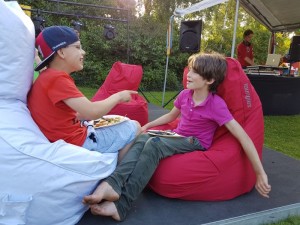 Plezier tijdens het bord-op-schoot-maal
