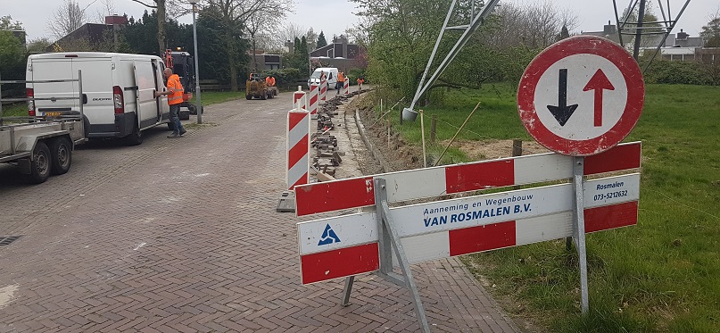 Wegwerkzaamheden aan de Tweede Hervendreef. De goot wordt vervangen.