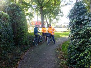 Roel Peters en twee leden van het wijkteam in de bocht van het paadje van de Tweede Hervendreef richting Hervensebaan.