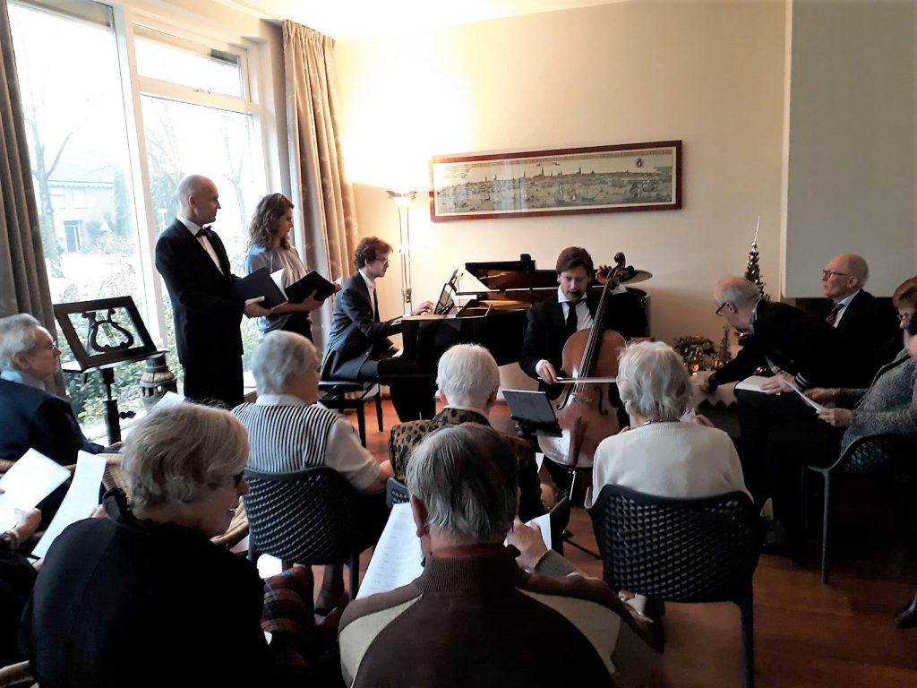 Een kamerkerstconcert 2017 van de commissie Welzijn en Zorg bij Greet van Rheenen thuis.
